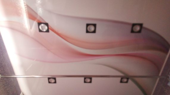 Глянцевый натяжной потолок в ванной с фотопечатью