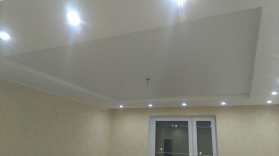 Монтаж двухуровневого белого потолка с парящим эффектом