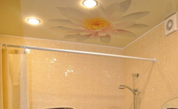 Лаковый цветной потолок с фотопечатью в ванной 3,2 кв.м под ключ