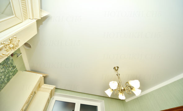 Готовое решение матового белого натяжного потолка на кухню 11 кв.м с декоративной вставкой