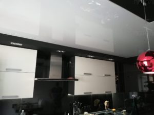 фото глянцевого цветного потолка на кухню 12 кв.м