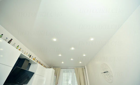 Готовое решение матового белого натяжного потолка на кухню 15,9 кв.м