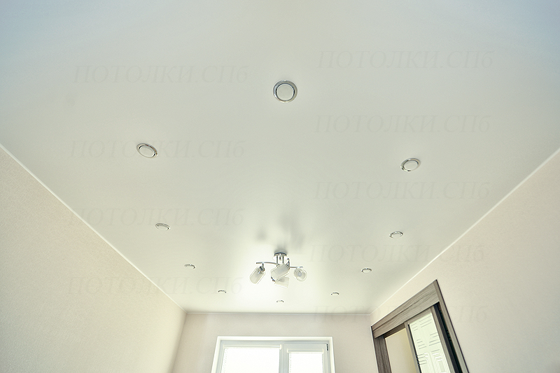Натяжной потолок с белыми светильниками фото