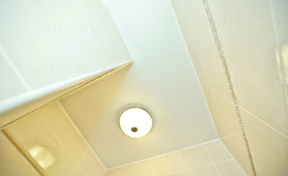 Готовое решение матового потолка ПВХ в туалете 2 кв.м на Блюхера