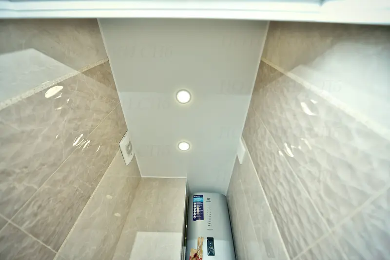 Потолки из пластиковых панелей в ванной комнате