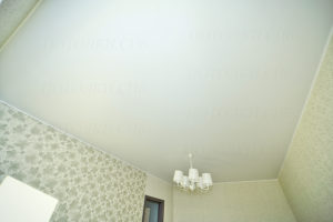 Матовый натяжной потолок в спальне Ватемяги фото 1