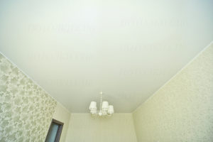 Матовый натяжной потолок в спальне Ватемяги фото 4