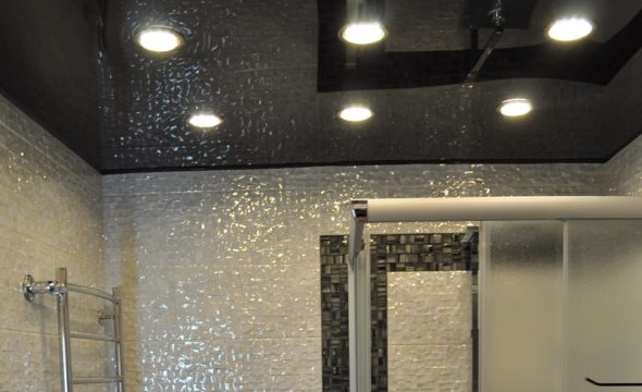 Готовое решение черного натяжного глянцевого потолка в ванной