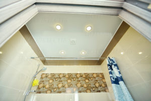 натяжной потолок в ванной 3.4 кв.м