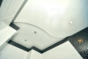 натяжной белый матовый потолок в ванной фото 31