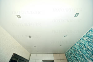 белый натяжной потолок в гостиной