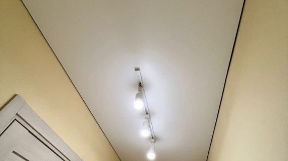 Потолки на теневом профиле со световыми линиями с скрытым карнизом, объект наб. реки Каменки