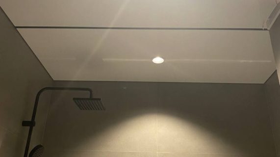 Потолки на теневом профиле с встроенном трековым освещением, объект на Коментданском пр