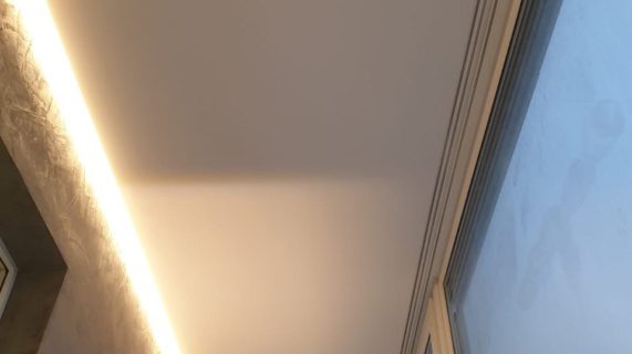 Потолок с подсветкой на балконе Объект на пр. Славы