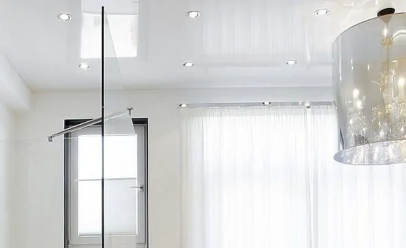 Натяжные потолки в ванную