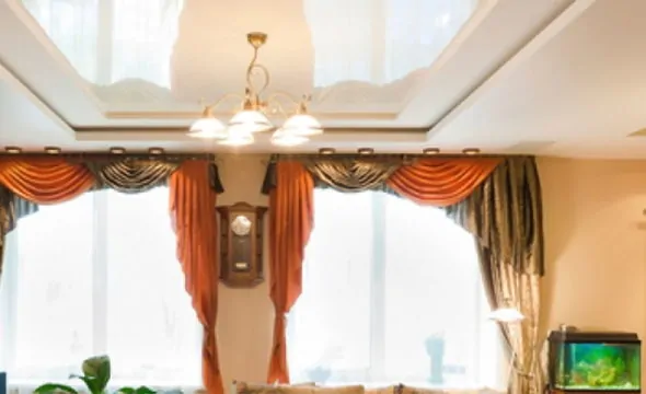 Натяжные потолки в гостиную