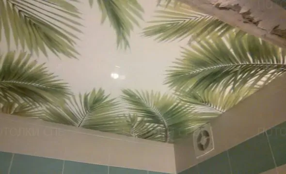 Глянцевый натяжной потолок в ванной 3,6 кв.м с фотопечатью под ключ