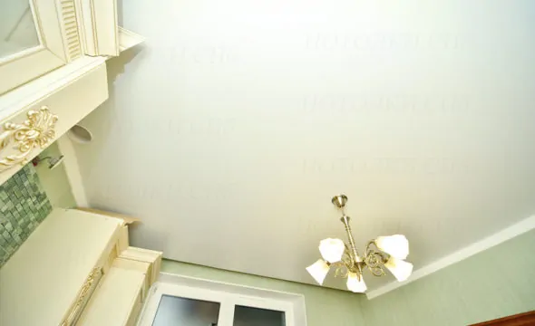 Матовый белый натяжной потолок на кухню 11 кв.м с декоративной вставкой