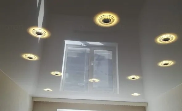 Глянцевый натяжной потолок в детской 14 кв.м