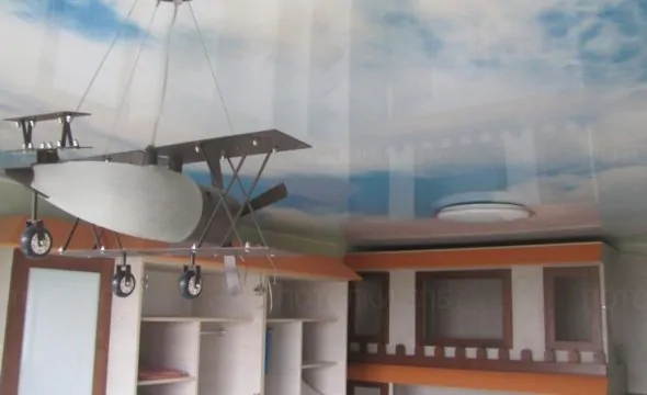 Глянцевый натяжной потолок с фотопечатью в детскую 15 кв.м под ключ