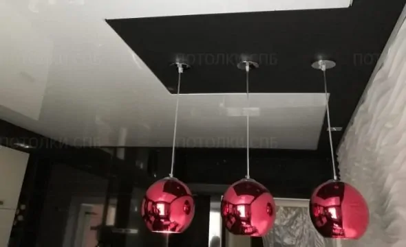 Глянцевый цветной потолок ПВХ на кухню 12 кв.м