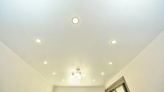 Как проверить качество натяжного потолка после установки