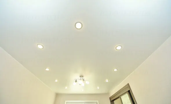 Матовый натяжной потолок в гостиной 15,5 кв.м