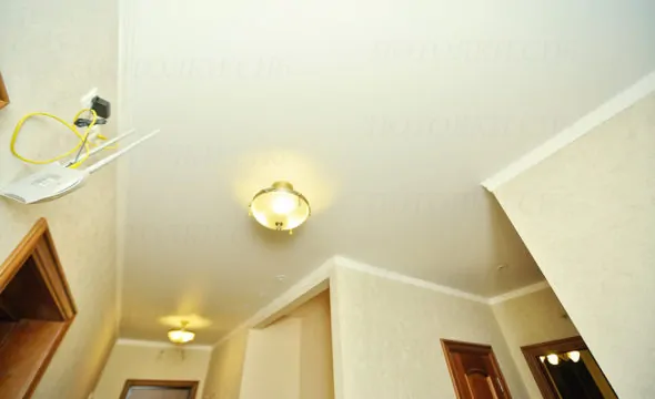 Матовый натяжной потолок в прихожей 13,6 кв.м под ключ