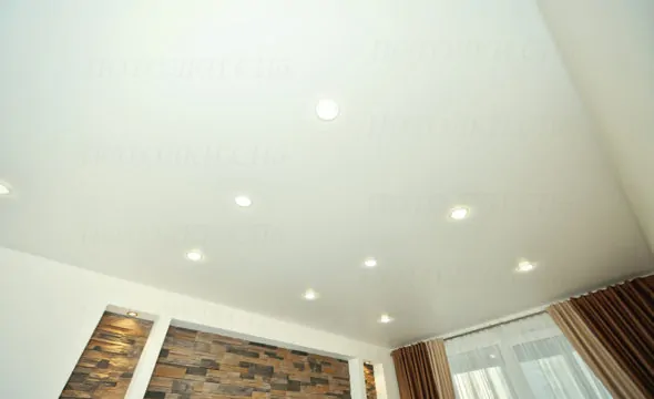 Матовый потолок в гостиной 16,9 кв.м под ключ