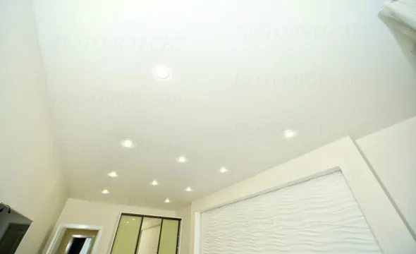Матового белый натяжной потолок под ключ в спальне 19,5 кв.м.