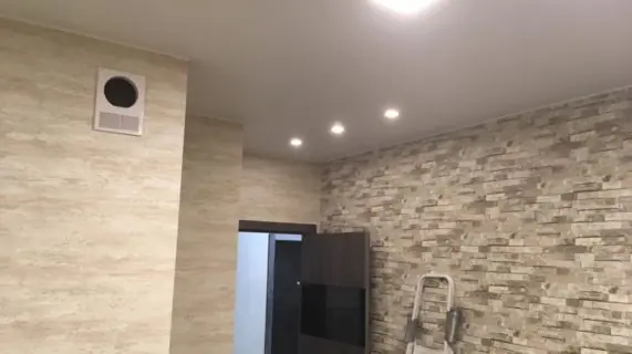Установка сатинового потолка со светильниками. Московский пр. 147