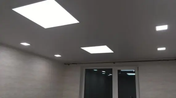 Установка сатинового потолка со светильниками. Московский пр. 147