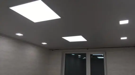 Установка сатинового потолка со светильниками. Московский пр. 147