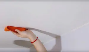 как помыть тканевый потолок