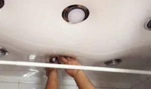 сливаем воду с натяжного потолка