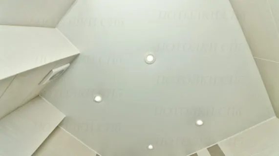 Можно ли устанавливать натяжные потолки в новостройках?