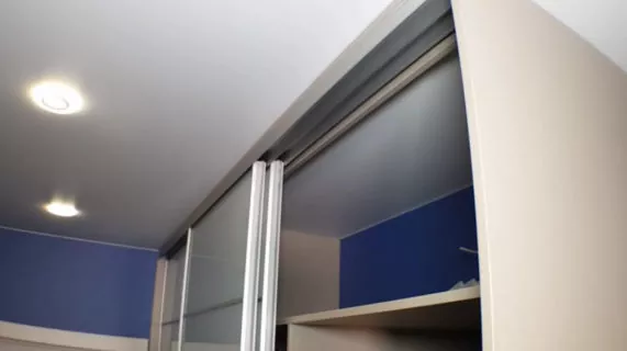 Натяжной потолок со шкафом