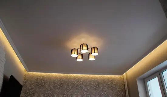 Классический белый потолок