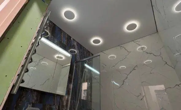 Потолки на теневом профили со скрытым карнизом, объект на Октябрьской наб