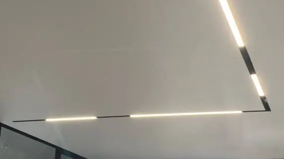 Потолки на теневом профиле со встроенным трековым освещением, объект на Коментдантском пр