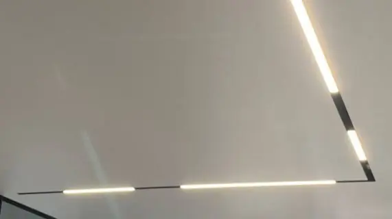 Потолки на теневом профиле со встроенным трековым освещением, объект на Коментдантском пр