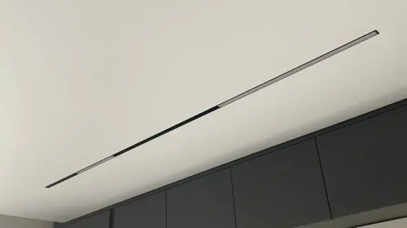 Потолки на теневом профиле со встроенным трековым освещением, объект на Коментдантском пр