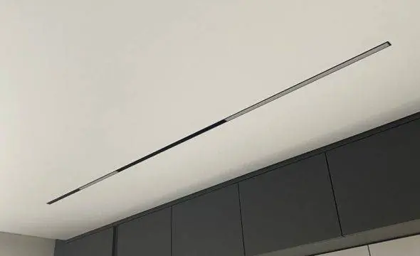 Потолки на теневом профиле со встроенным трековым освещением, объект на Коментдантском пр